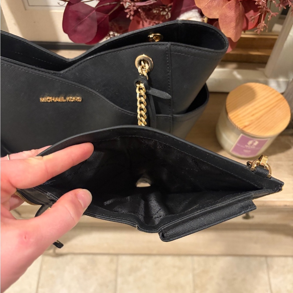 Michael Kors Wallet with Handstrap - Picture 4 of 4